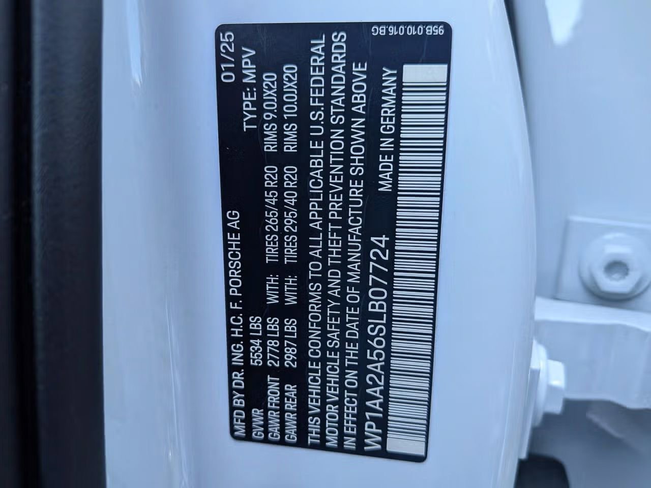 Certified 2025 Porsche Macan AWD/4WD image 30