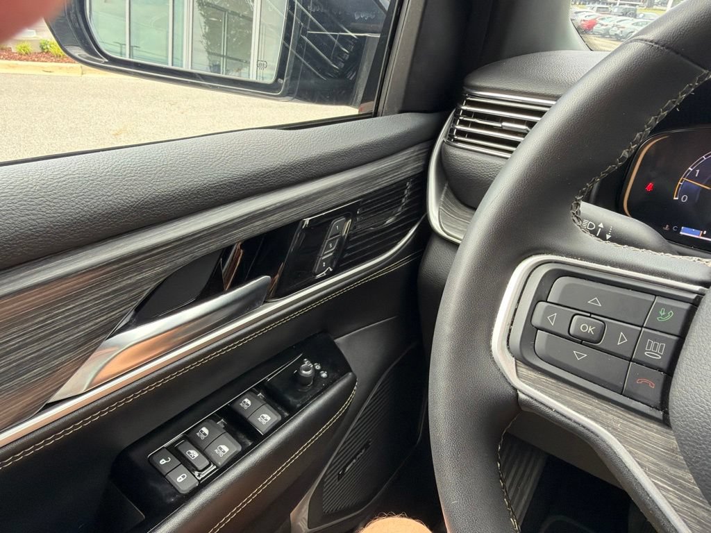 Used 2024 Jeep Wagoneer L Series II RWD image 22