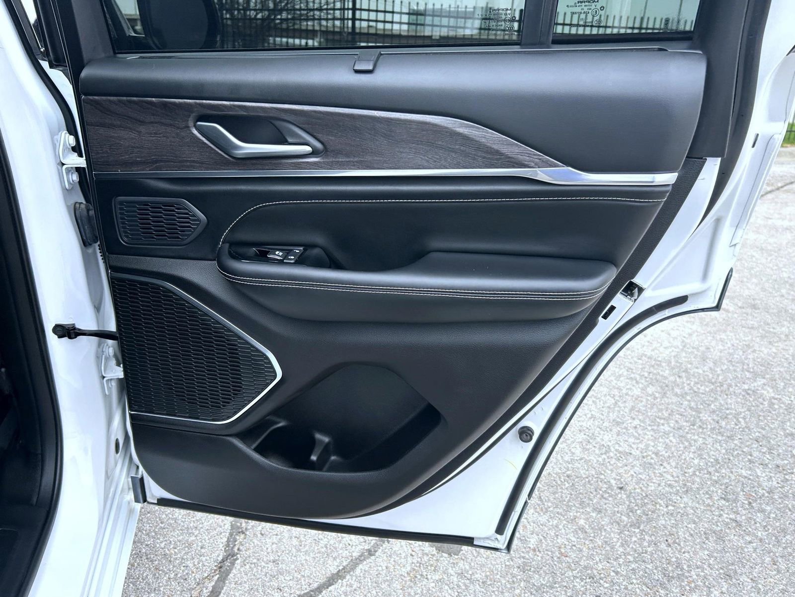 Used 2023 Jeep Grand Cherokee Overland w/ Luxury Tech Group IV image 18