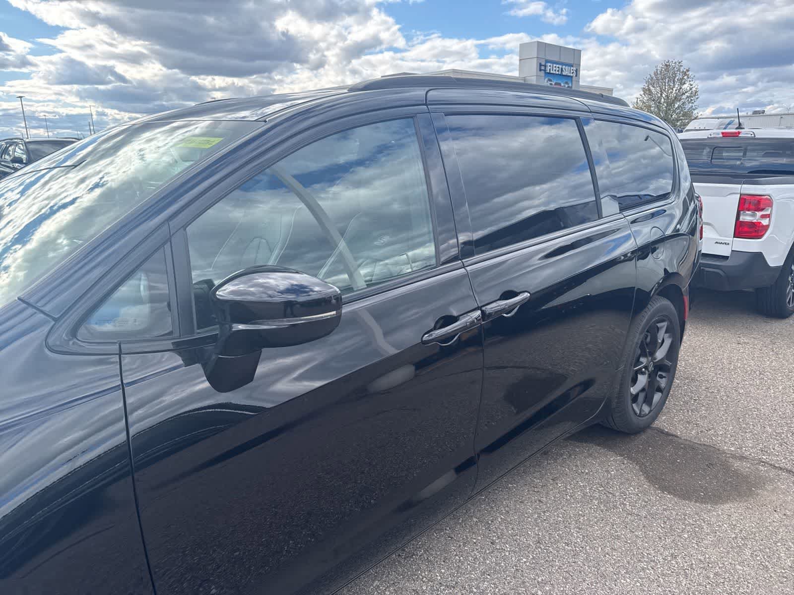 Used 2026 Chrysler Pacifica Limited w/ S Appearance Package FWD image 2