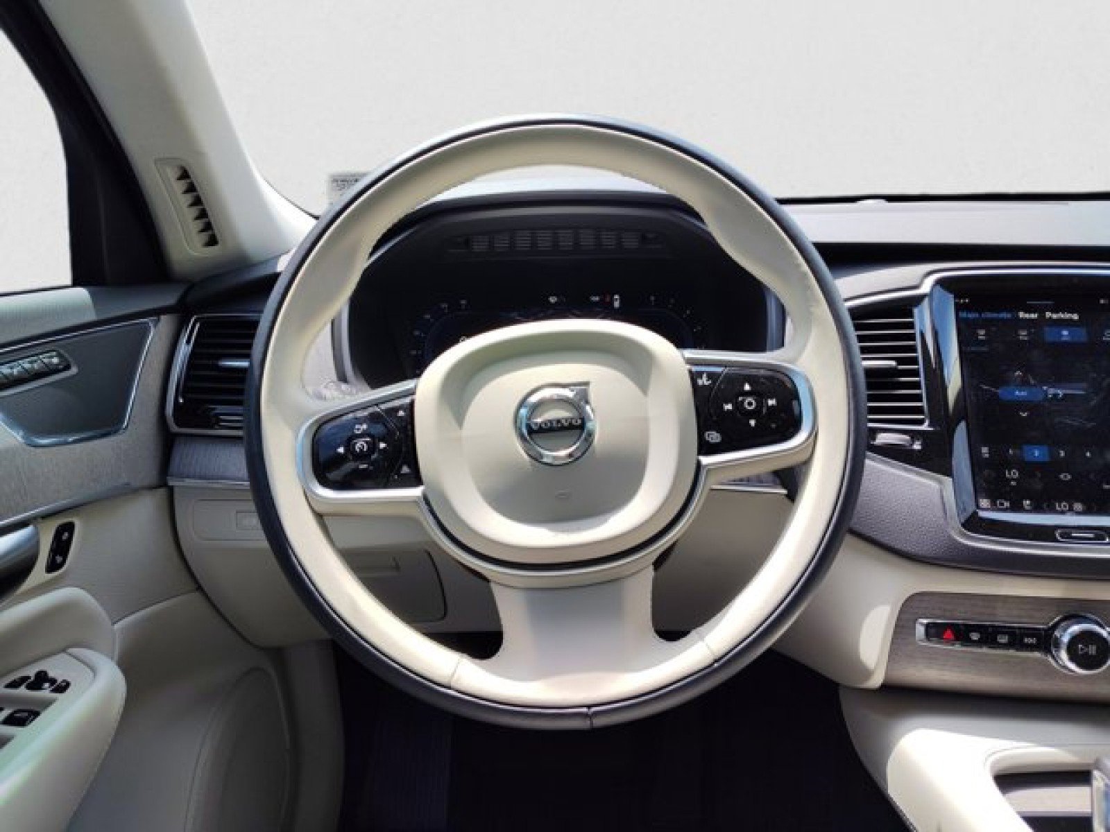 Used 2023 Volvo XC90 B6 Plus w/ Protection Package Premier image 15