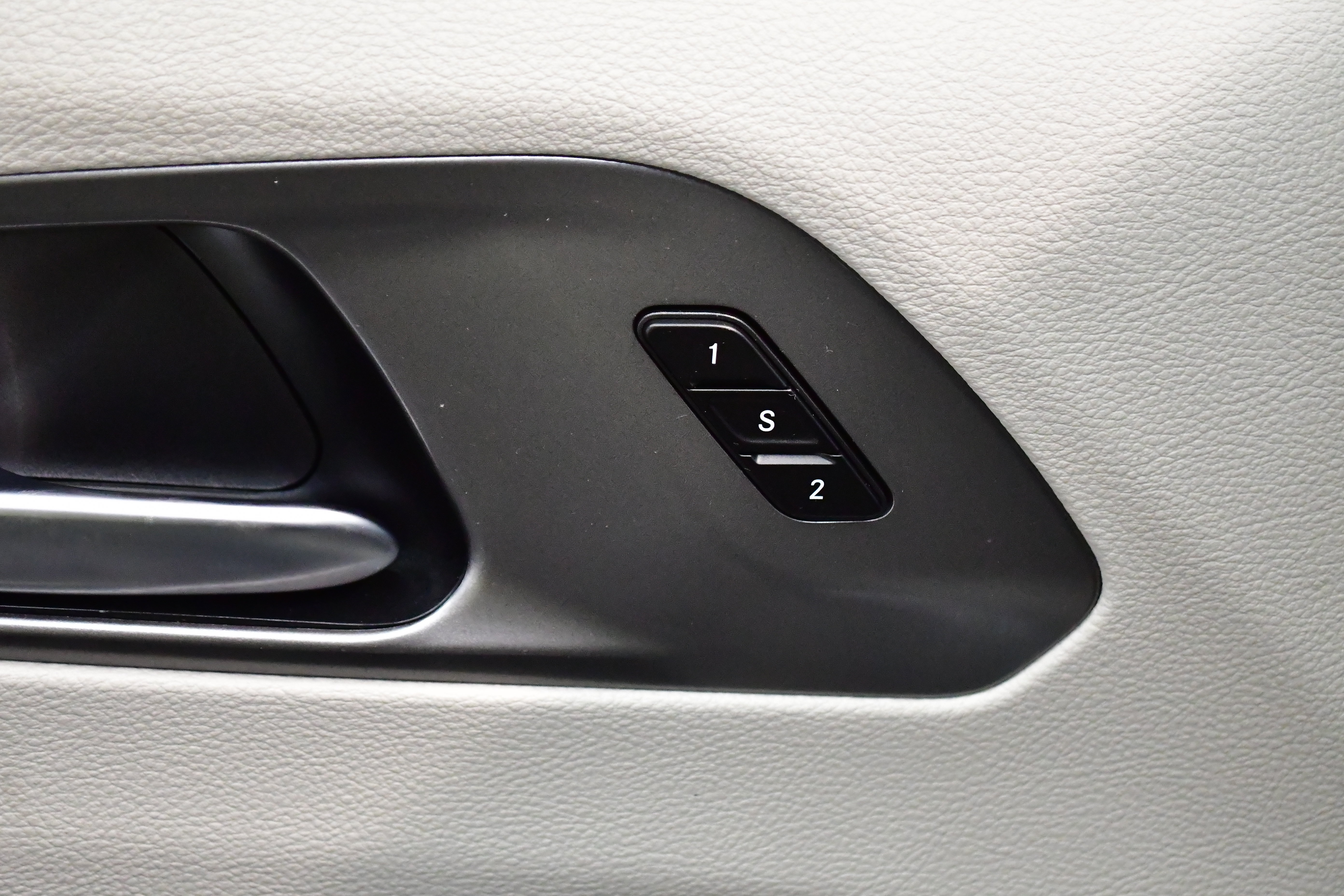 Used 2024 Chrysler Pacifica Limited FWD image 15