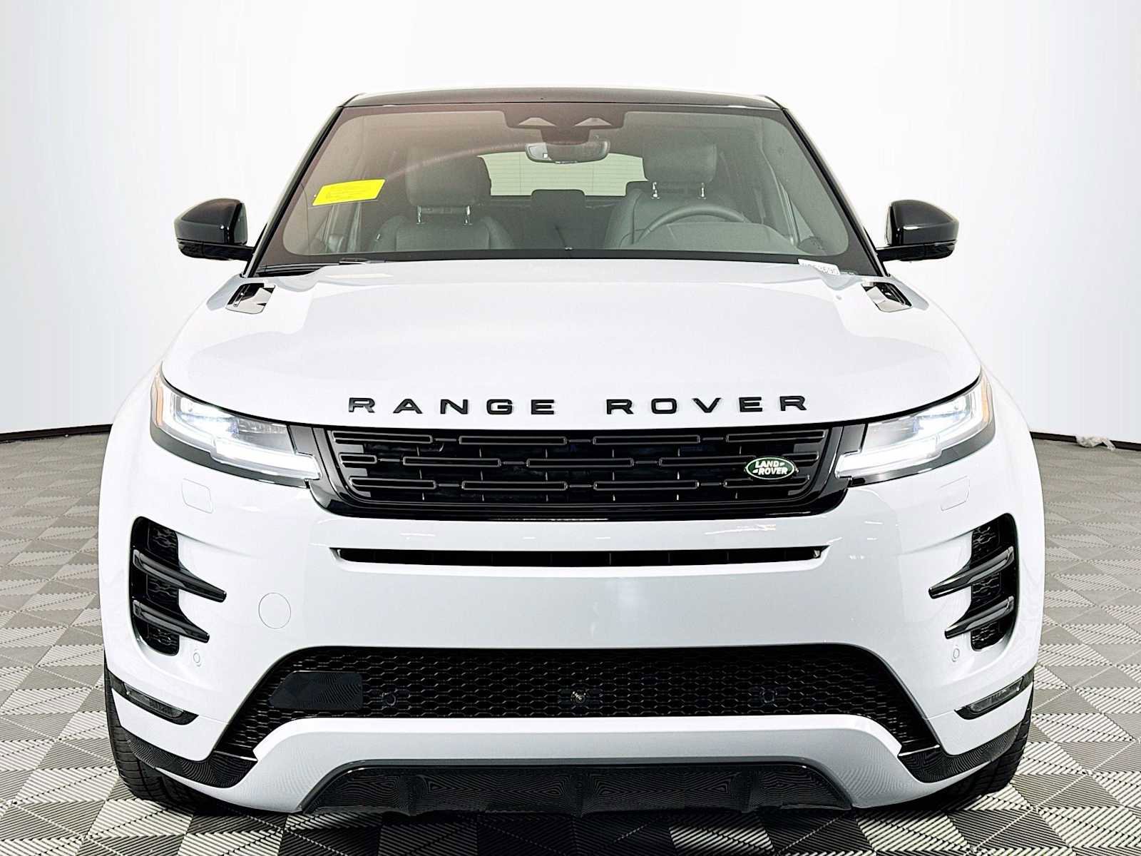 New 2024 Land Rover Range Rover Evoque Dynamic SE image 2