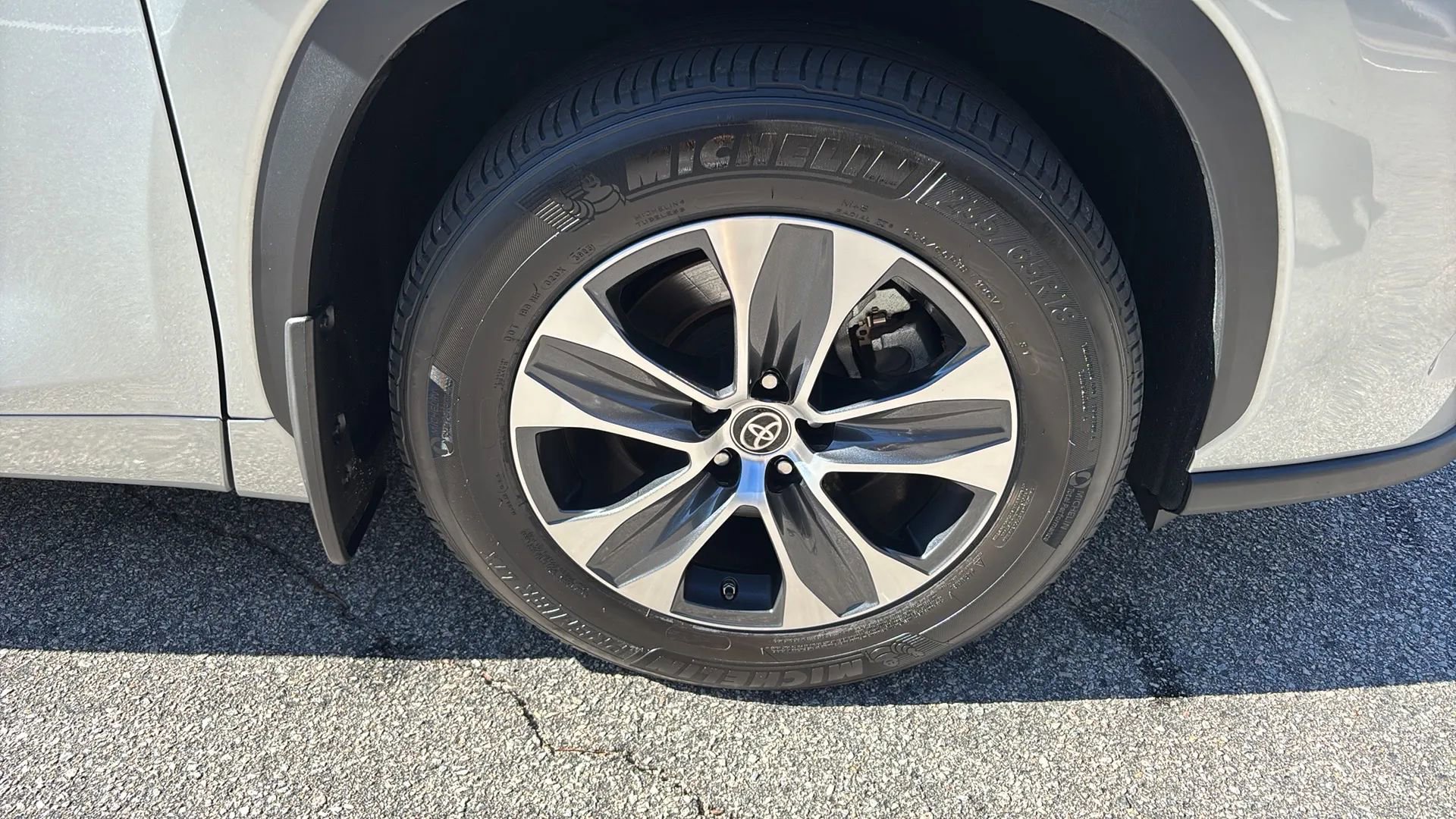 Used 2023 Toyota Highlander XLE image 30