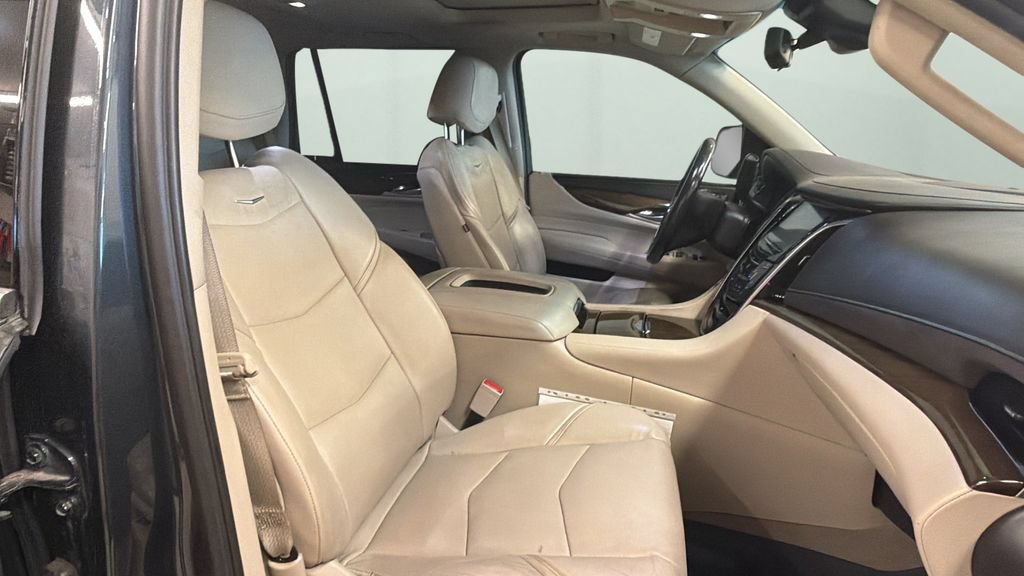 Used 2019 Cadillac Escalade Luxury AWD/4WD image 9