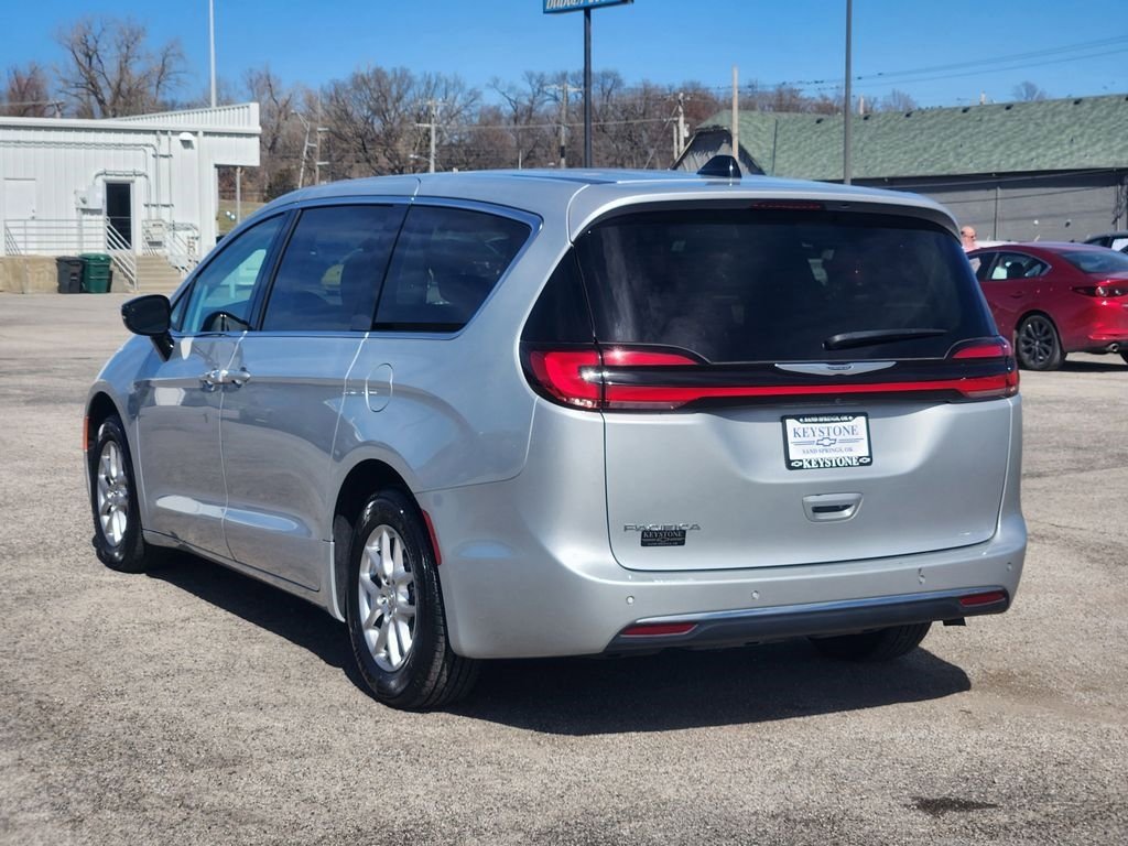 Used 2024 Chrysler Pacifica Touring-L image 7