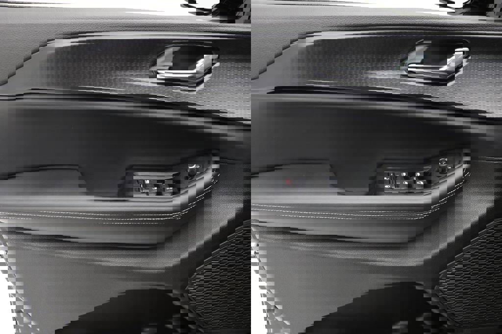 Used 2025 Jeep Grand Cherokee Altitude AWD/4WD image 14