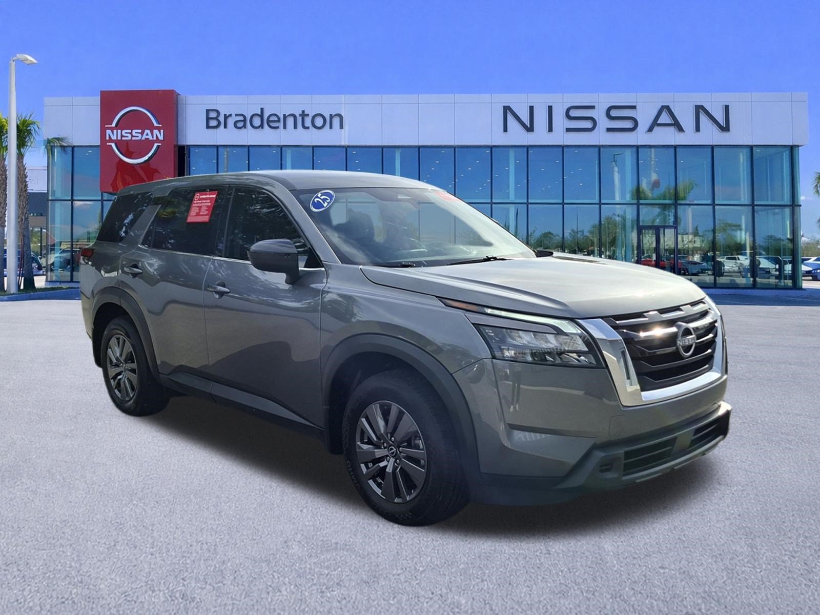 Certified 2025 Nissan Pathfinder S FWD image 3