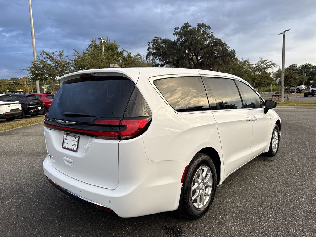 New 2026 Chrysler Pacifica Select image 3