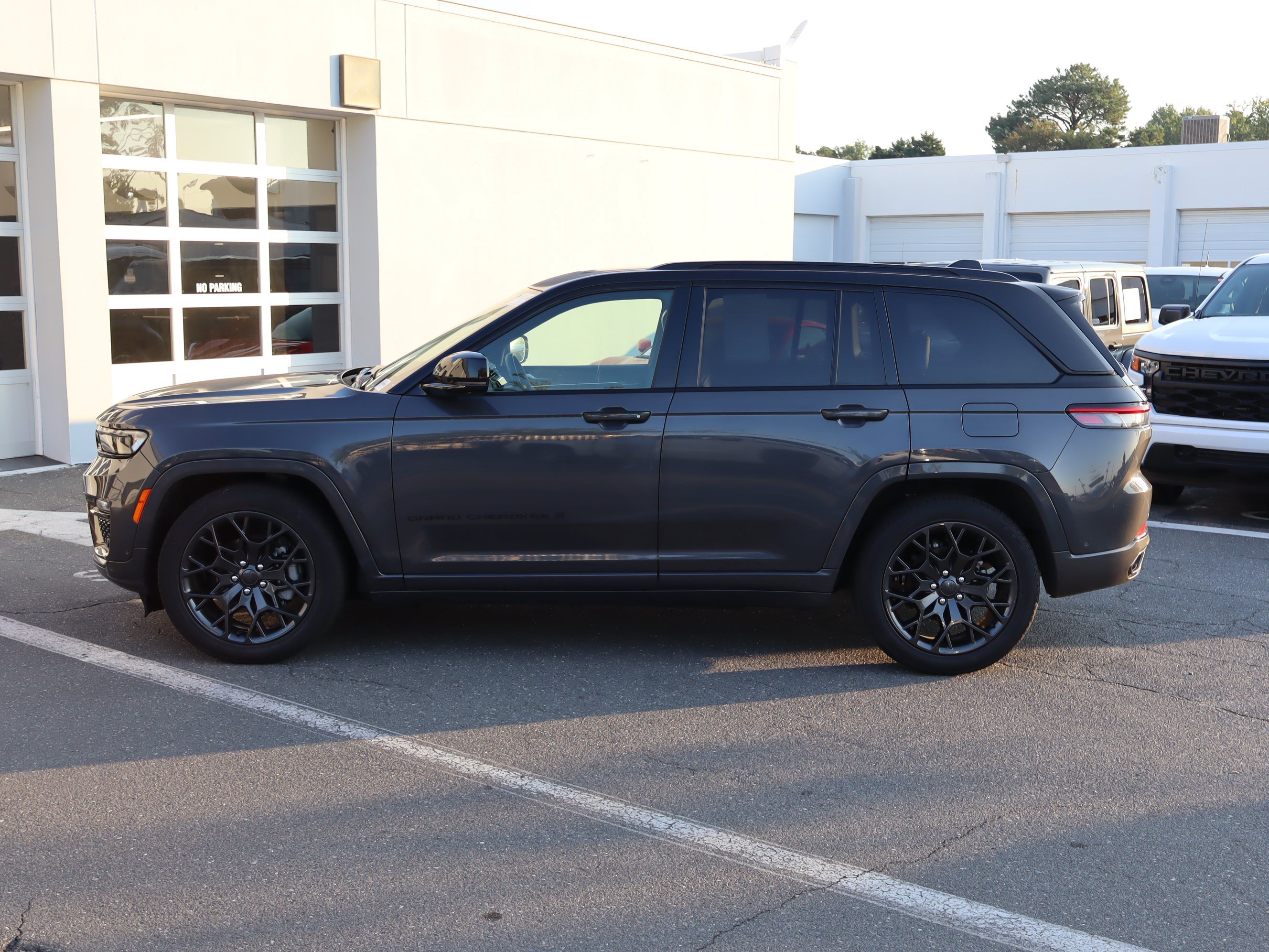 Used 2025 Jeep Grand Cherokee Summit w/ Obsidian Package AWD/4WD image 7