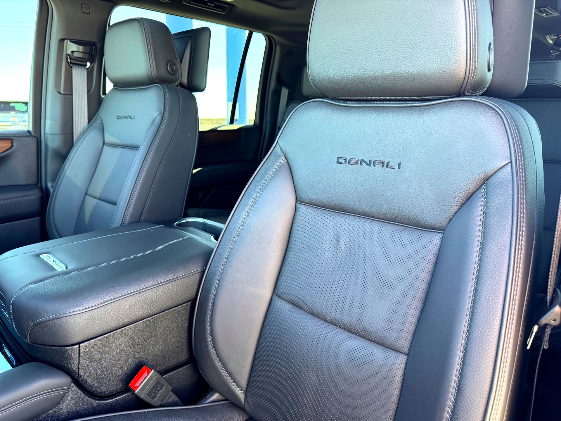 Used 2025 GMC Yukon XL Denali w/ Denali Reserve Package image 13