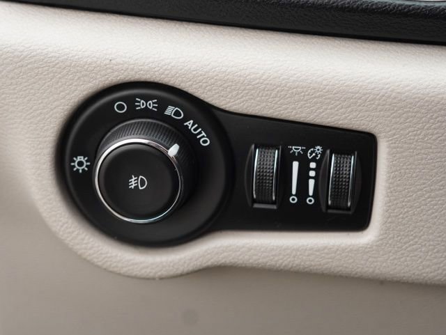 Used 2020 Chrysler Pacifica Touring-L image 18