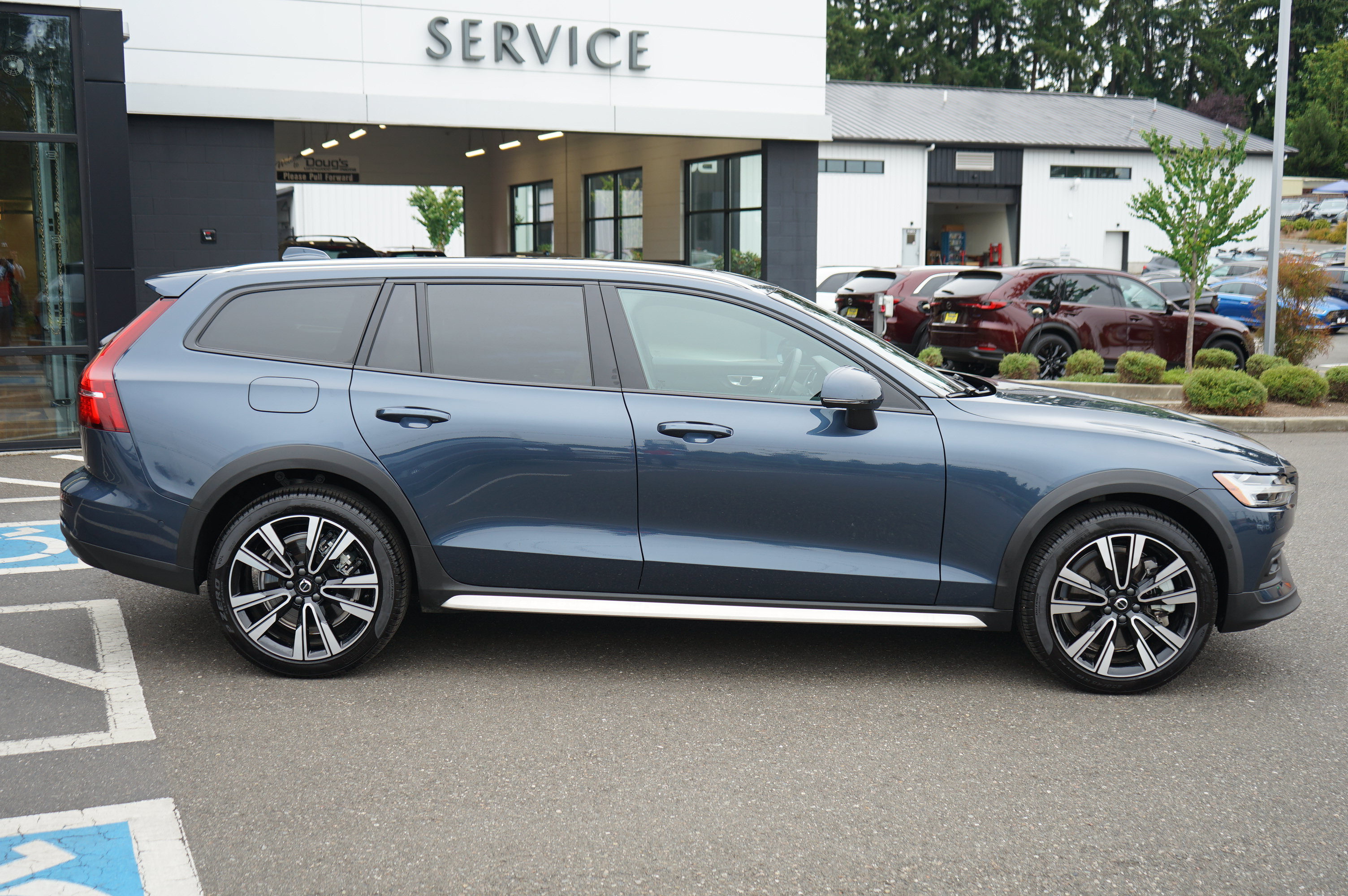 Used 2026 Volvo V60 B5 Cross Country Ultra AWD/4WD image 2