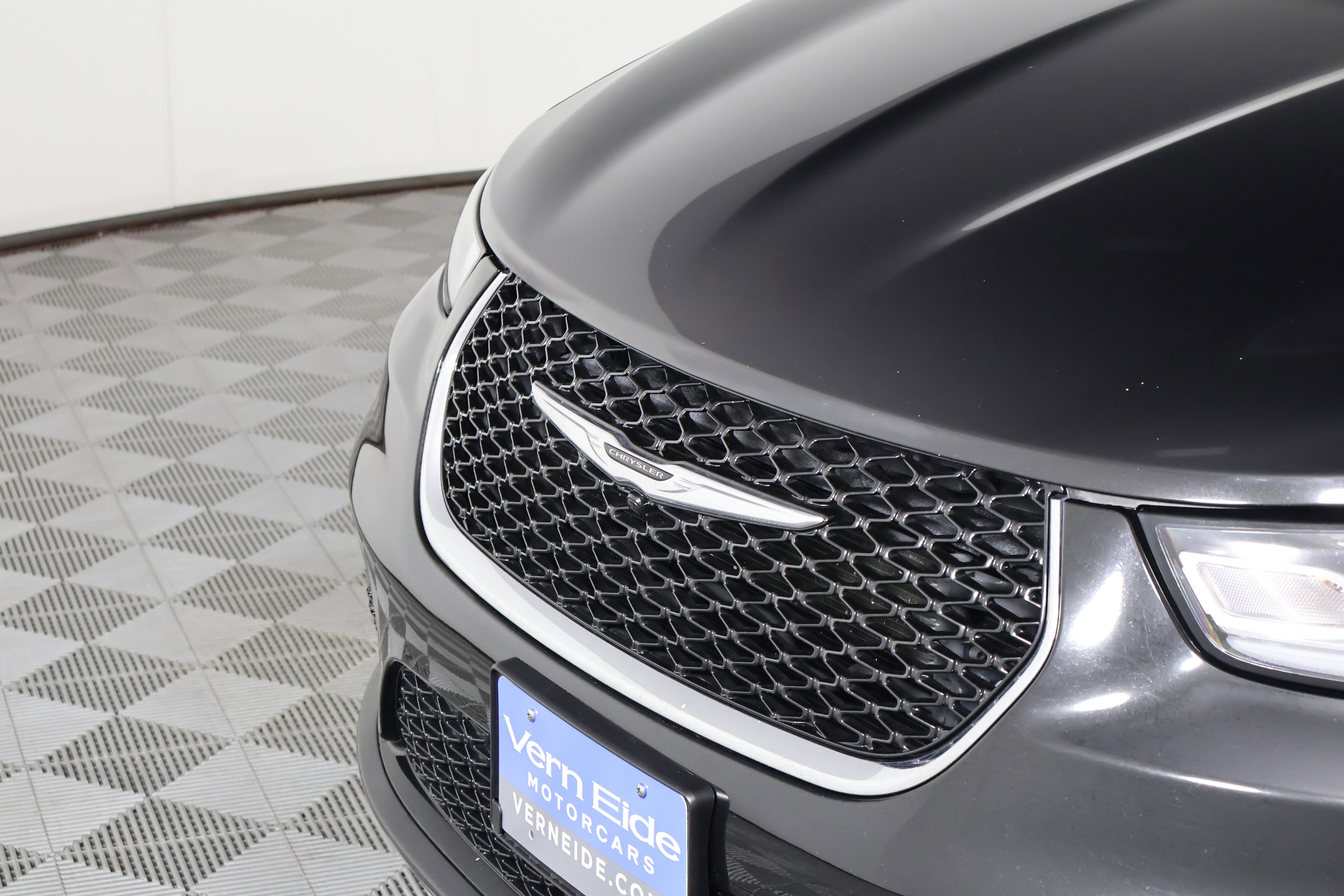 Used 2024 Chrysler Pacifica Touring-L image 11