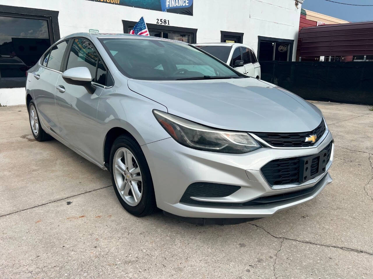 Used 2018 Chevrolet Cruze LT w/ Convenience Package FWD image 3