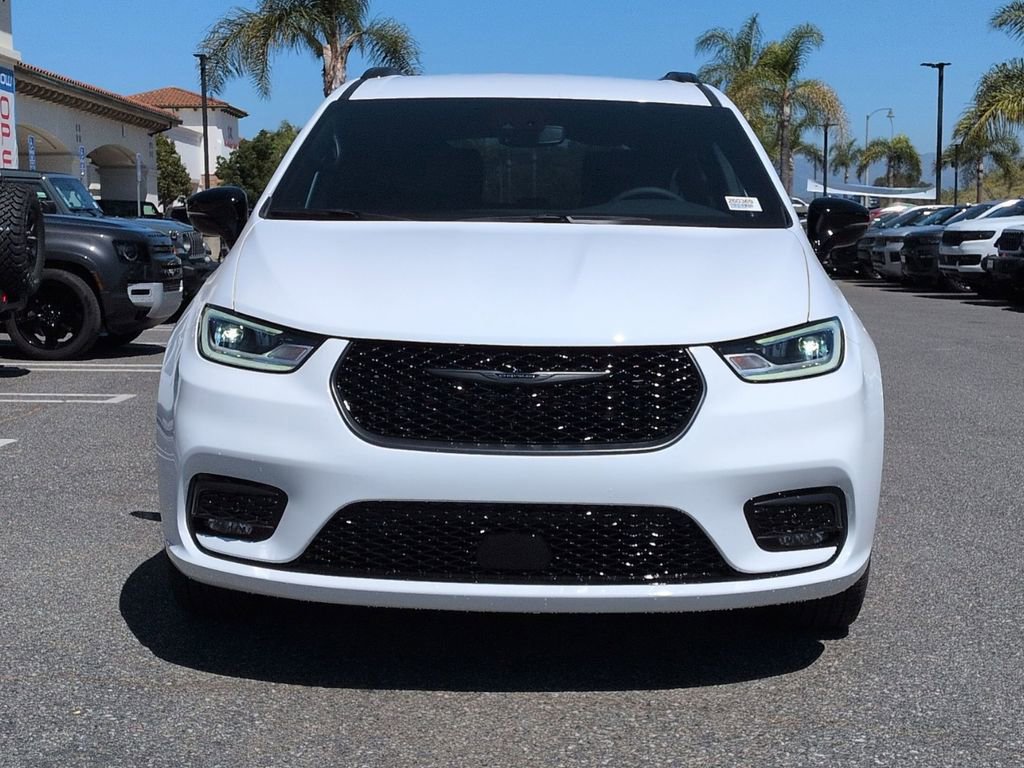 New 2026 Chrysler Pacifica Select image 2