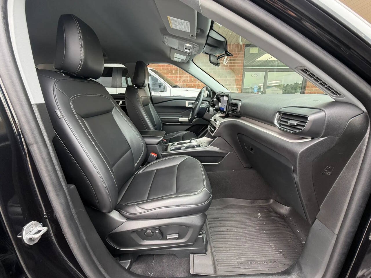 Used 2023 Ford Explorer XLT w/ Equipment Group 202A AWD/4WD image 27