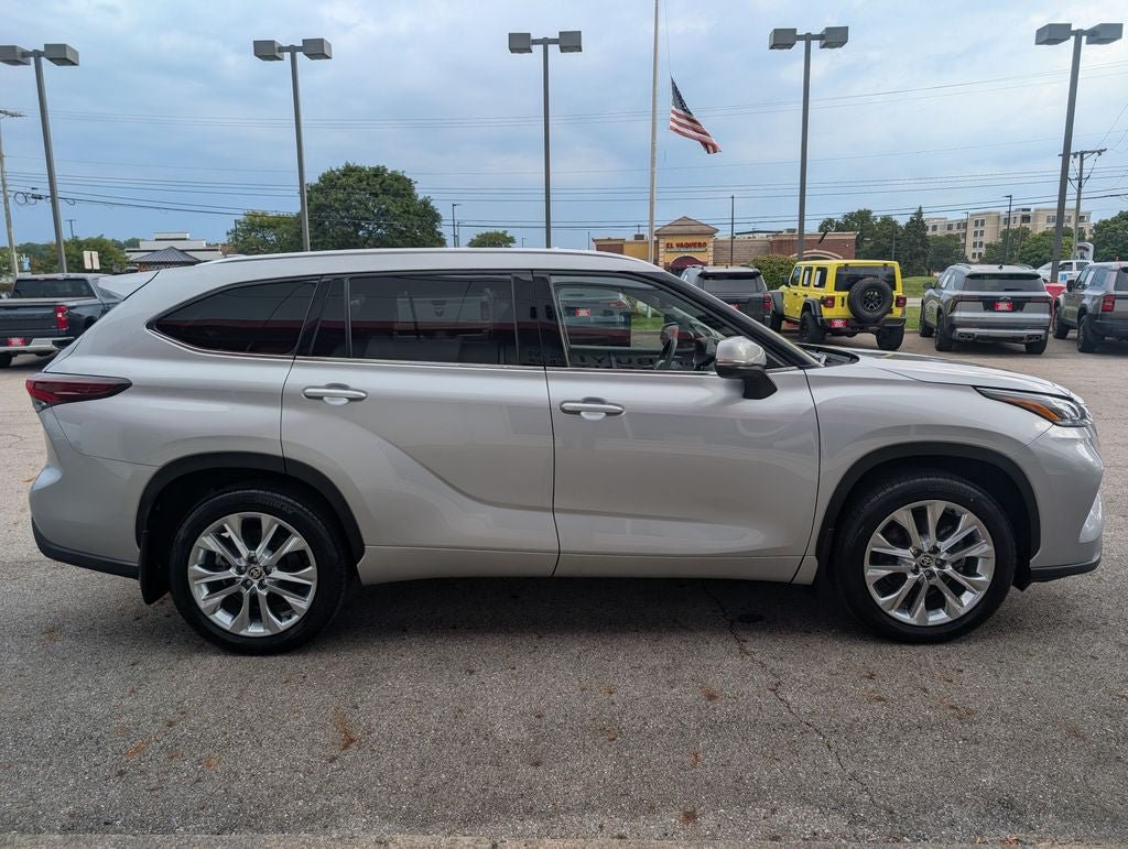 Certified 2025 Toyota Highlander Limited AWD/4WD image 9