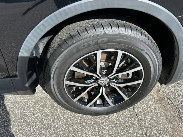 Used 2021 Volkswagen Tiguan SE w/ Panoramic Sunroof Package image 33