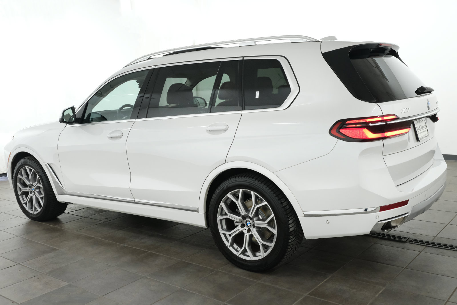 Used 2024 BMW X7 xDrive40i w/ Premium Package AWD/4WD image 3