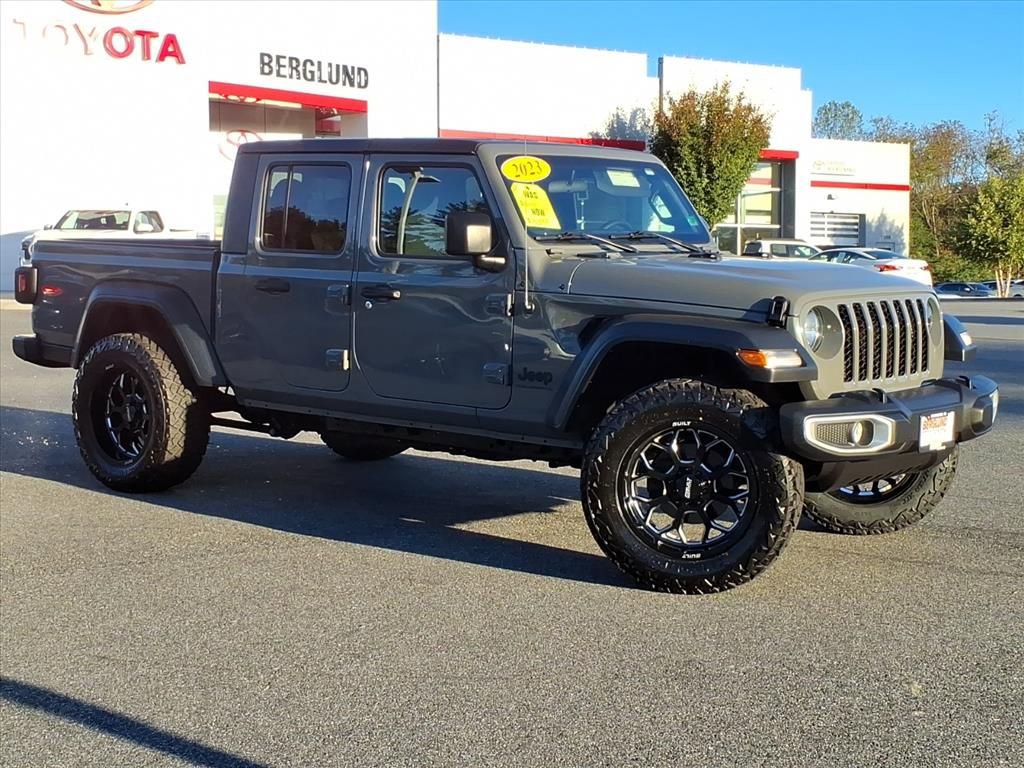 Used 2023 Jeep Gladiator Sport image 2