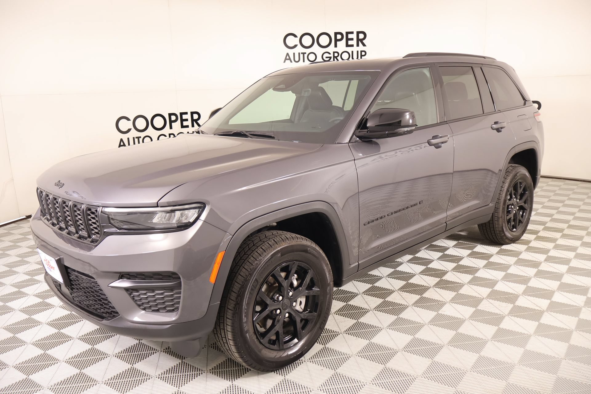 Used 2025 Jeep Grand Cherokee Altitude RWD image 10
