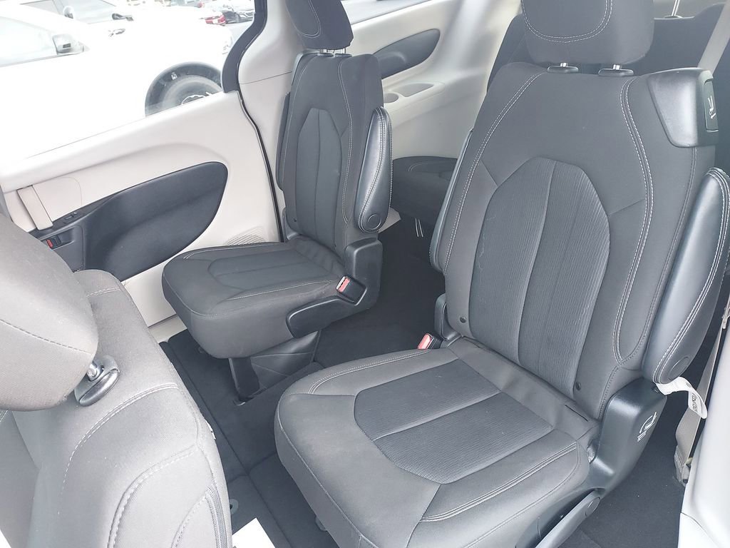 Used 2023 Chrysler Voyager LX image 27