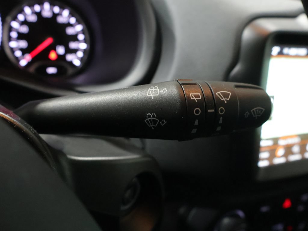 Certified 2023 Jeep Renegade Latitude w/ Premium Group AWD/4WD image 38