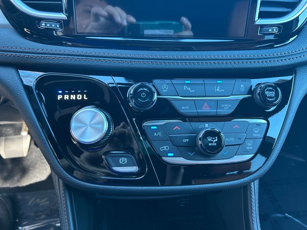 New 2026 Chrysler Pacifica Pinnacle image 18