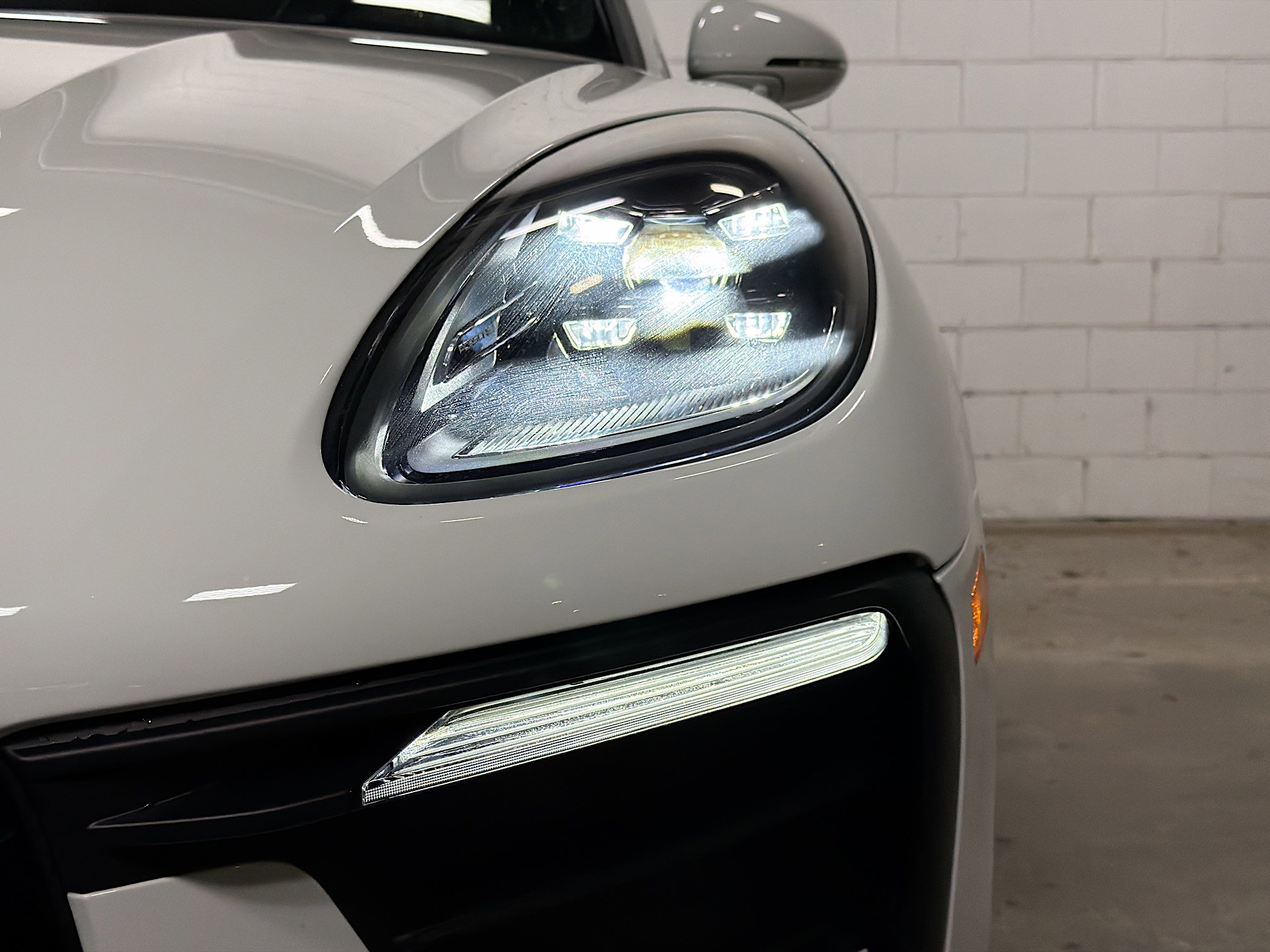 Certified 2023 Porsche Macan AWD/4WD image 10