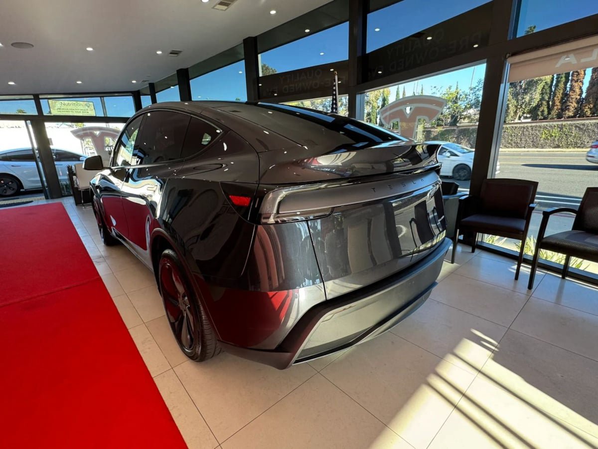 Used 2026 Tesla Model Y AWD image 3