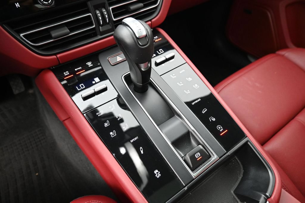 Certified 2024 Porsche Macan S AWD/4WD image 23