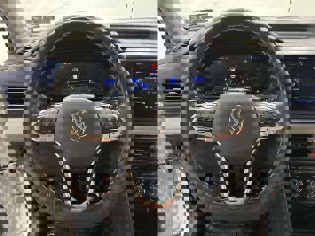 Certified 2023 Volkswagen Taos SE w/ Panoramic Sunroof Package image 8