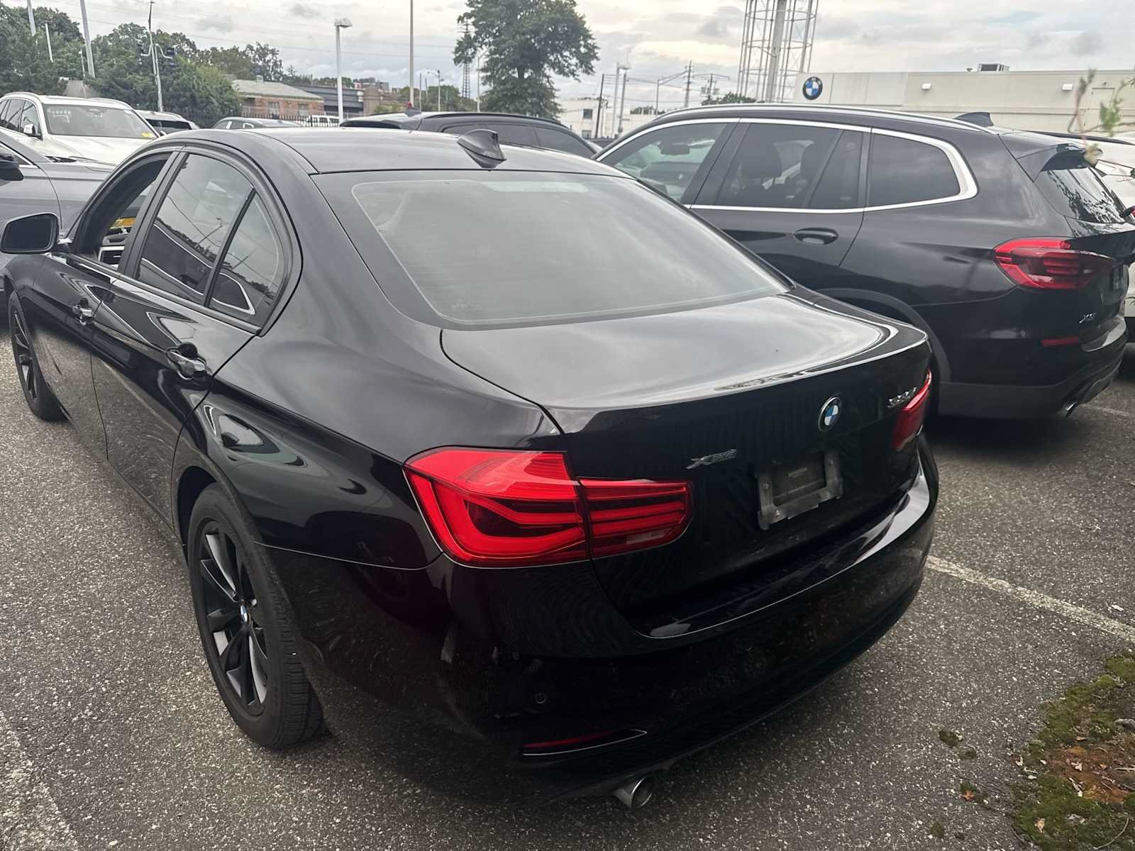 Used 2018 BMW 320i xDrive Sedan AWD/4WD image 5