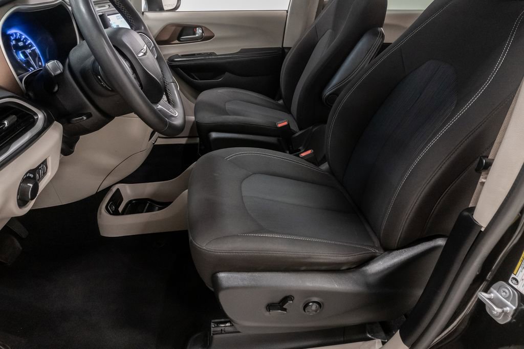 Used 2022 Chrysler Voyager LX FWD image 10