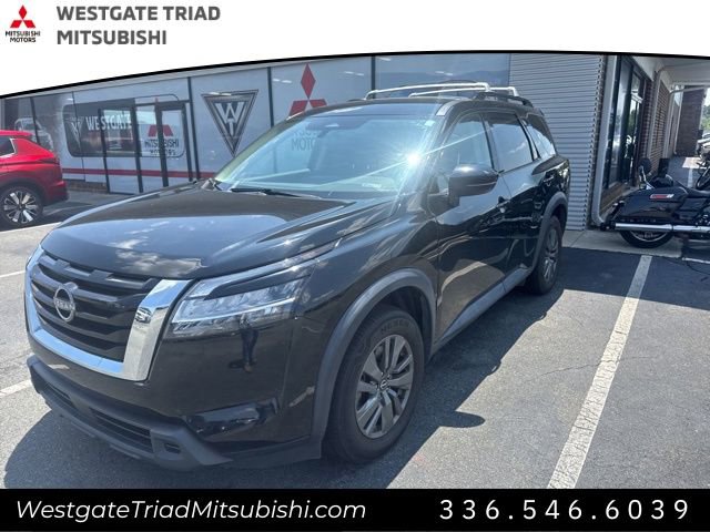 Used 2022 Nissan Pathfinder SV image 3