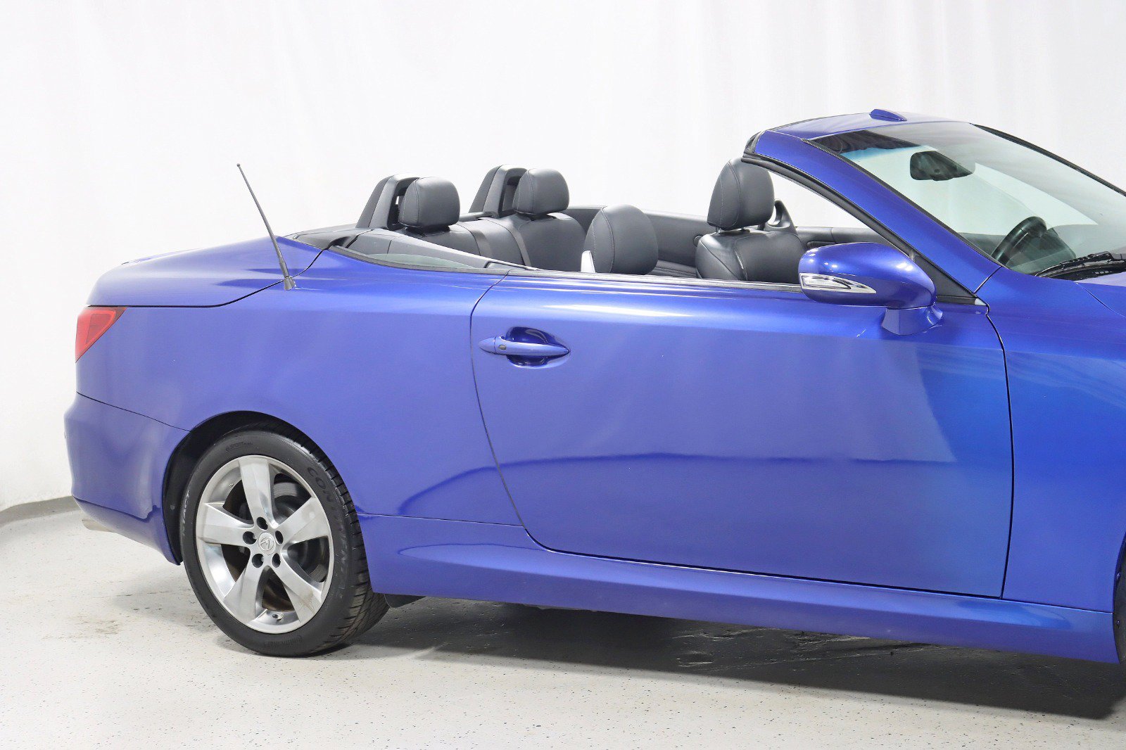 Used 2010 Lexus IS 350C w/ Luxury Pkg RWD image 4