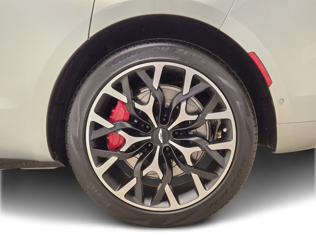 Used 2024 Aston Martin DBX image 15