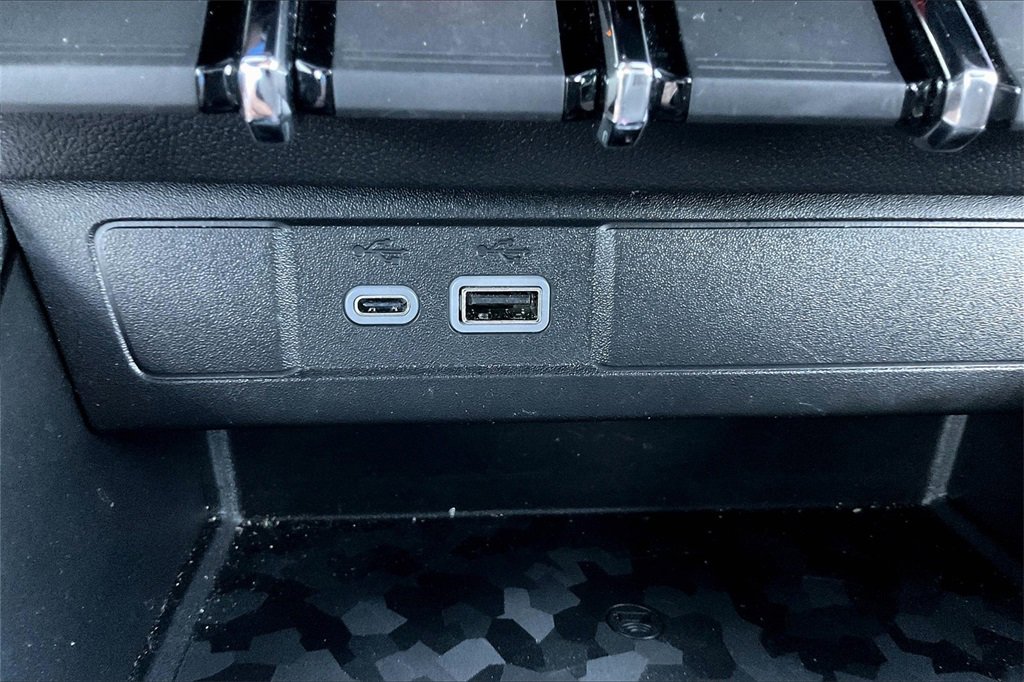 Used 2023 GMC Canyon Denali image 32