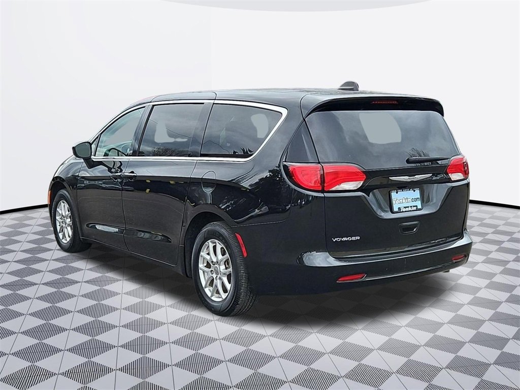 Used 2023 Chrysler Voyager LX image 4