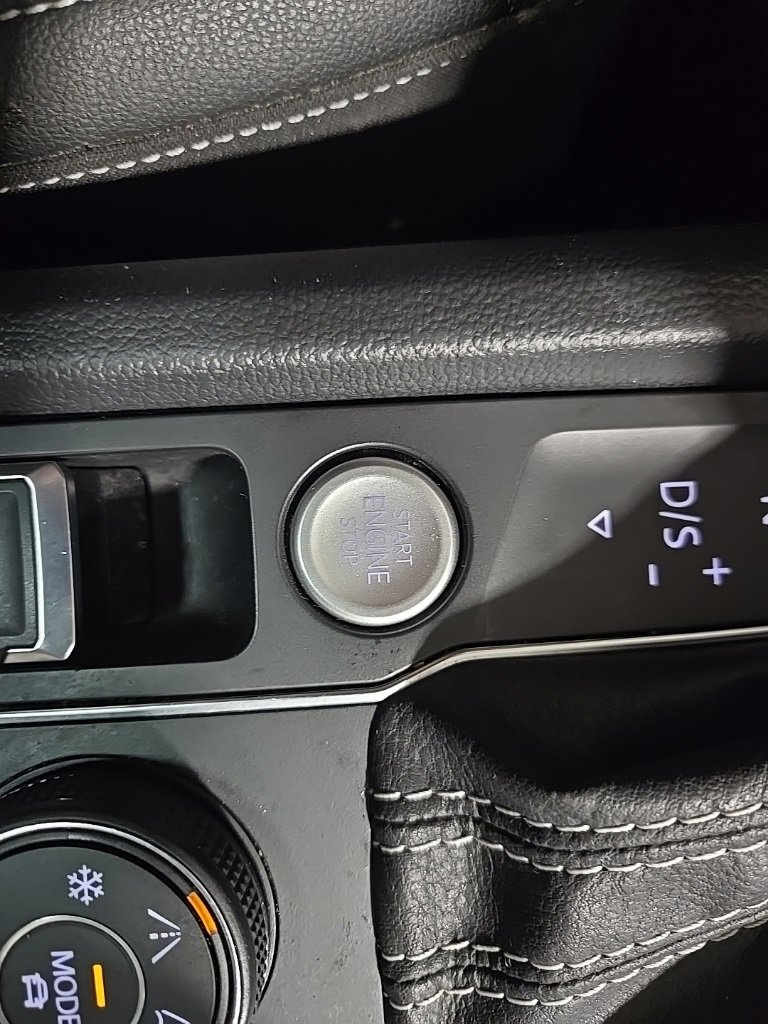 Used 2023 Volkswagen Atlas SEL R-Line image 9