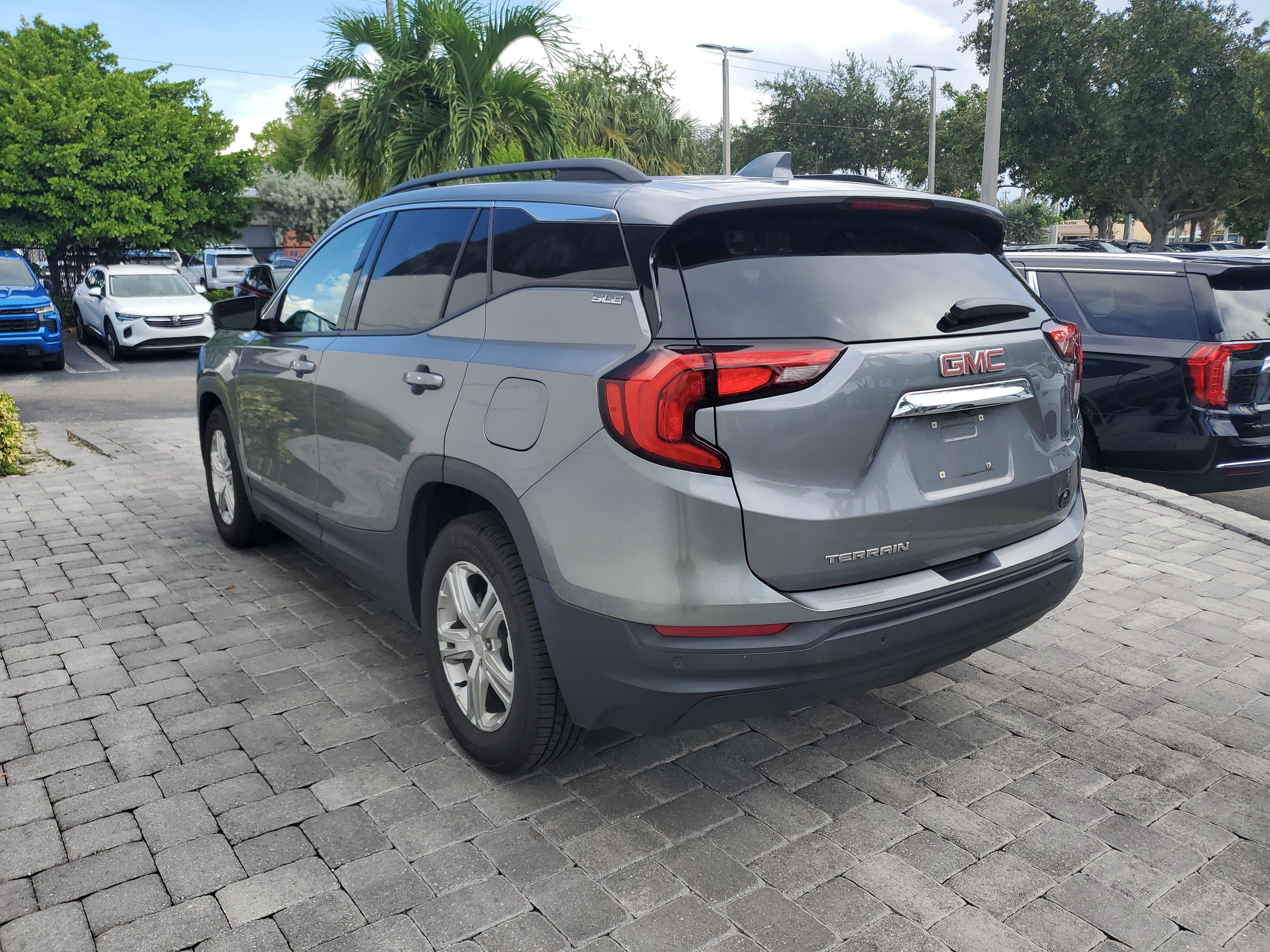 Used 2020 GMC Terrain SLE w/ Driver Convenience Package FWD image 4