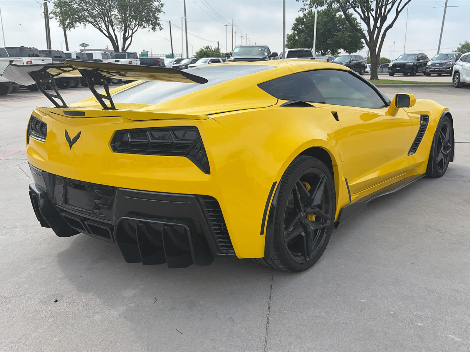 Used 2015 Chevrolet Corvette Z06 w/ 3LZ Preferred Equipment Group RWD image 3
