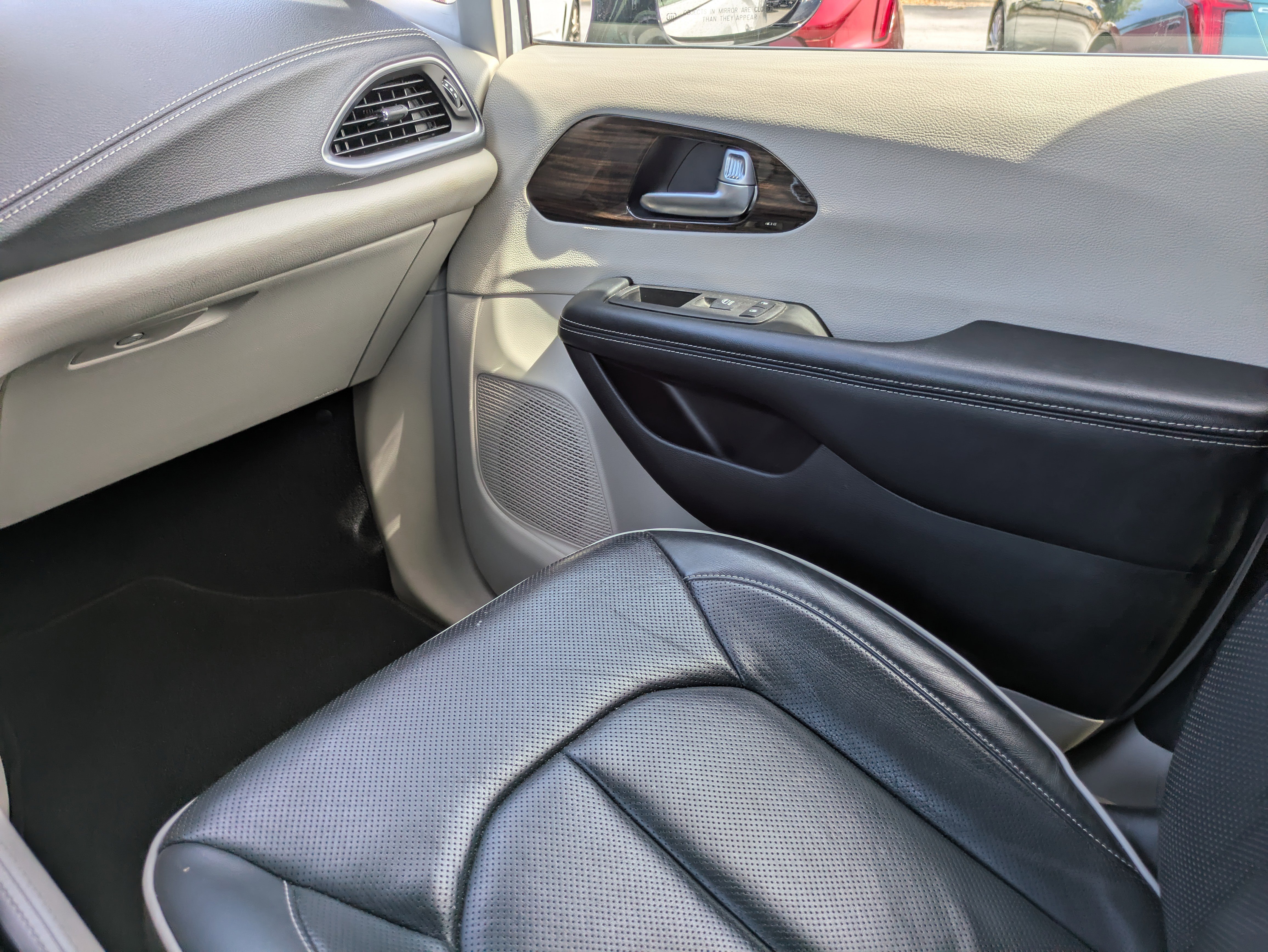 Used 2023 Chrysler Pacifica Limited image 12