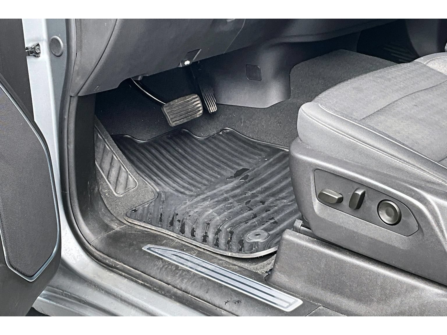 Used 2024 Chevrolet Silverado 1500 LT AWD/4WD image 29
