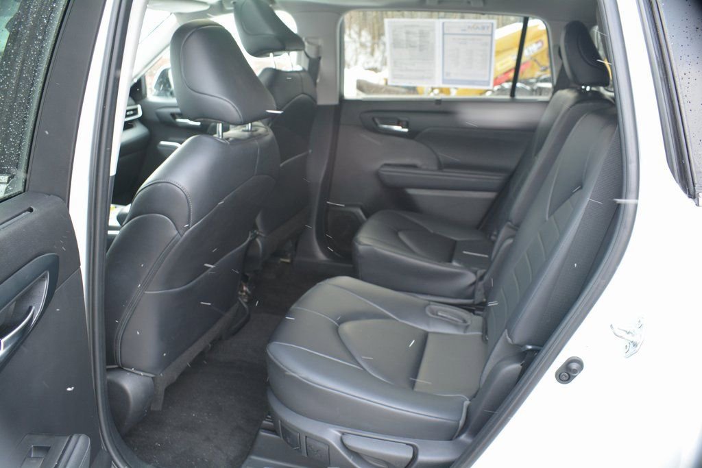 Used 2023 Toyota Highlander XLE image 22