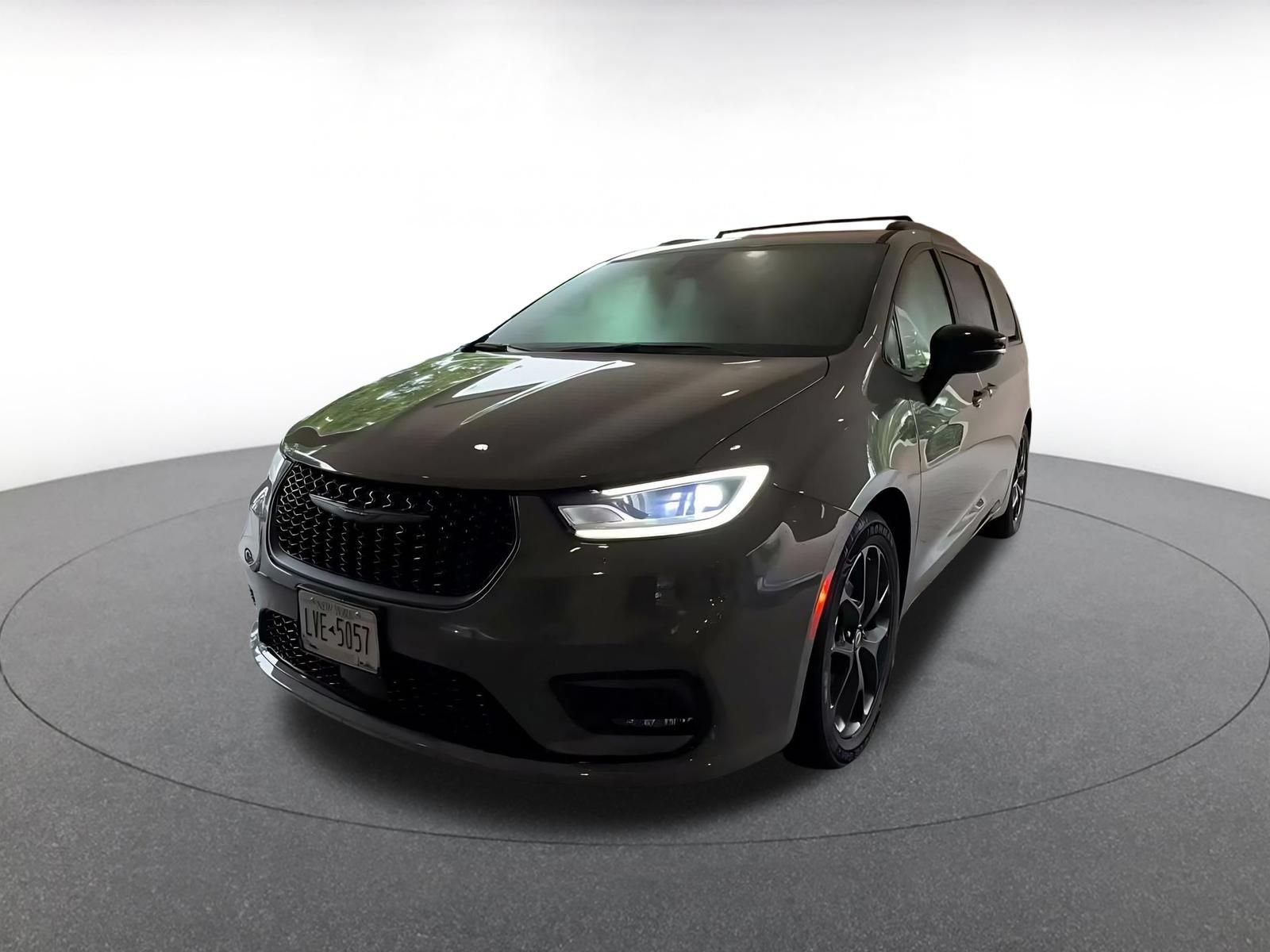 Used 2025 Chrysler Pacifica Limited FWD image 8