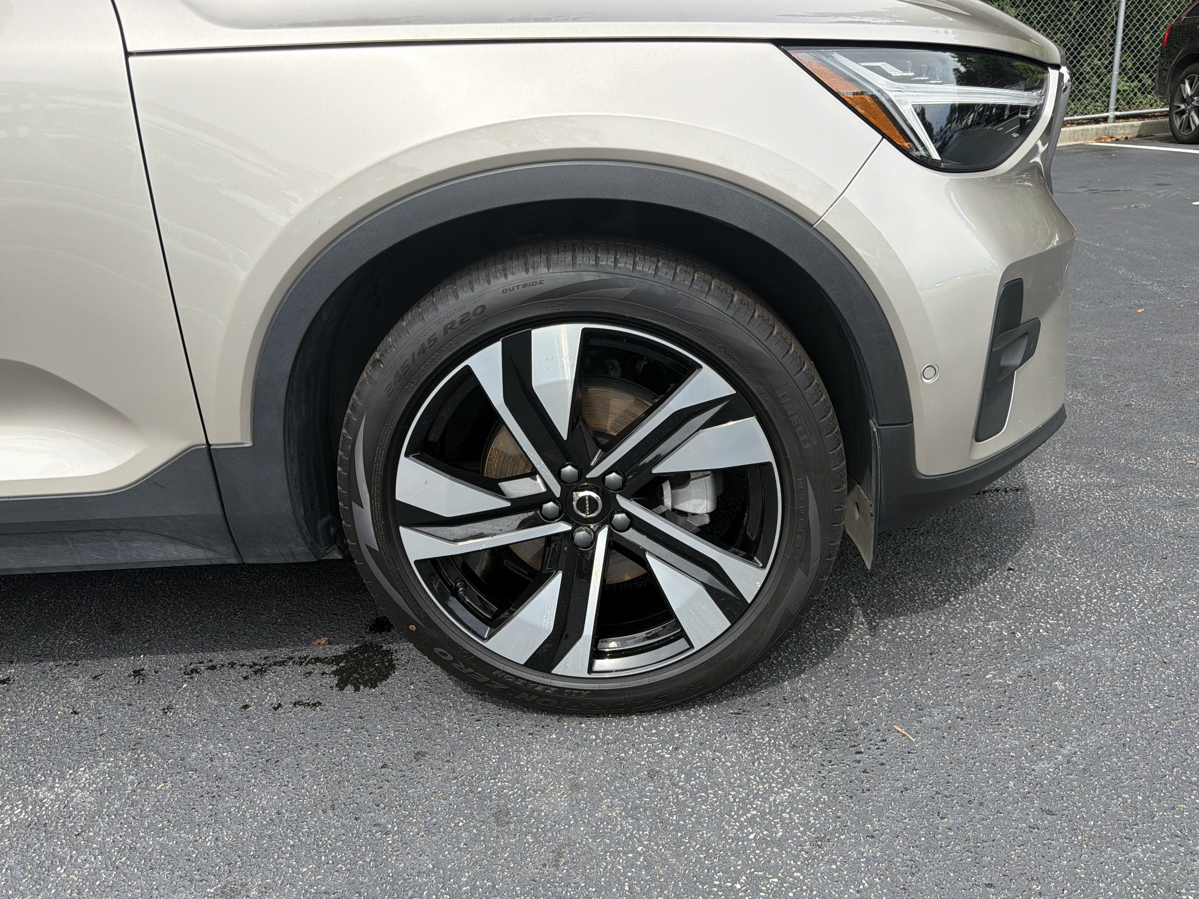 Certified 2023 Volvo XC40 B5 Plus w/ Driver Assist Package AWD/4WD image 13
