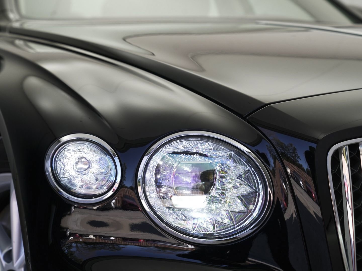 Used 2023 Bentley Flying Spur V8 image 3