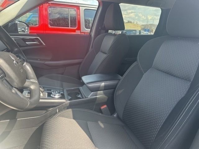 Used 2024 Mitsubishi Outlander ES image 28